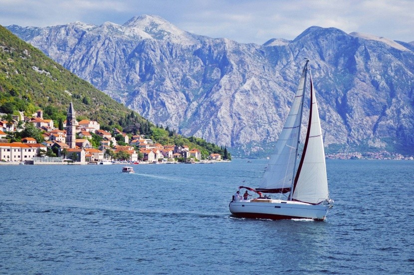 Vitorlázás Kotor-öböl hegy vitorlás tenger